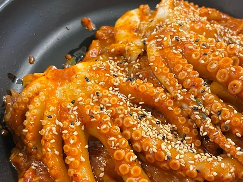 매콤한 양념과 통통한 낙지의 조화가 일품인 낙지볶음