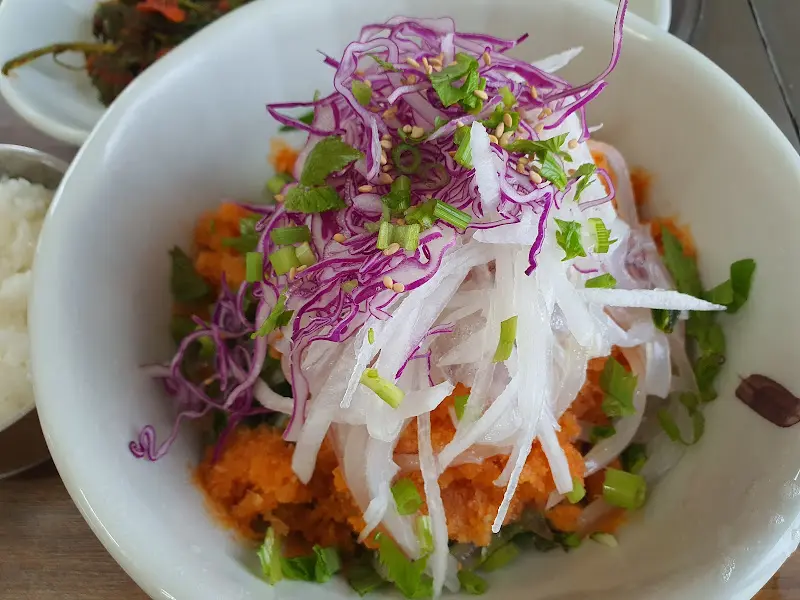 신선한 채소가 듬뿍 올라간 한치회덮밥