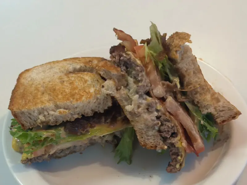 잘려진 올마이티 버거