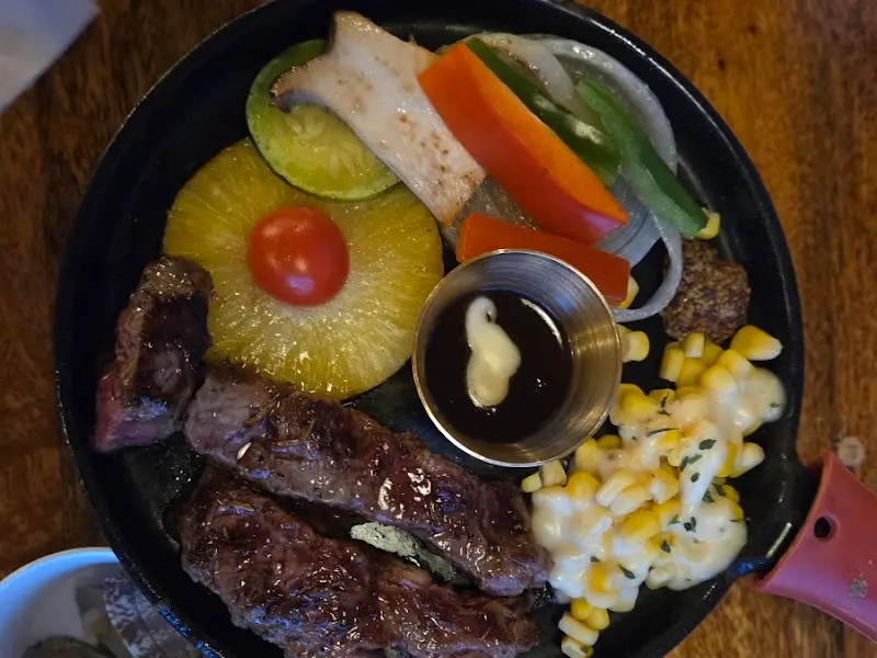 다양한 구운 야채와 스테이크