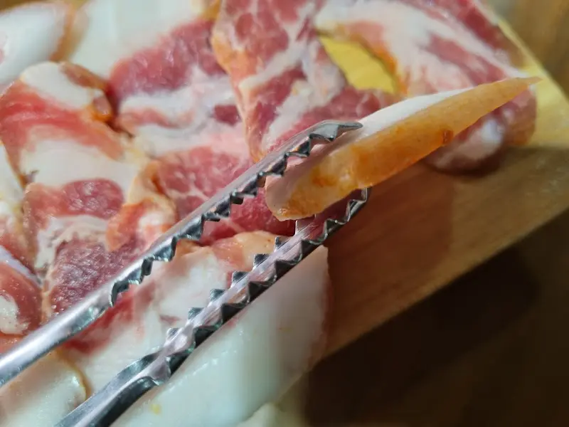 고기를 들어올리는 모습