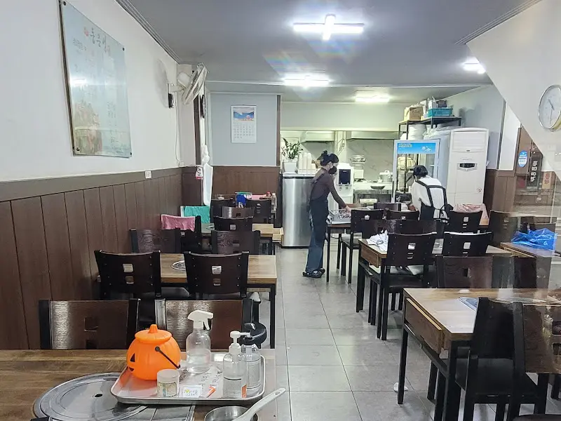 깔끔하고 정돈된 가게 내부