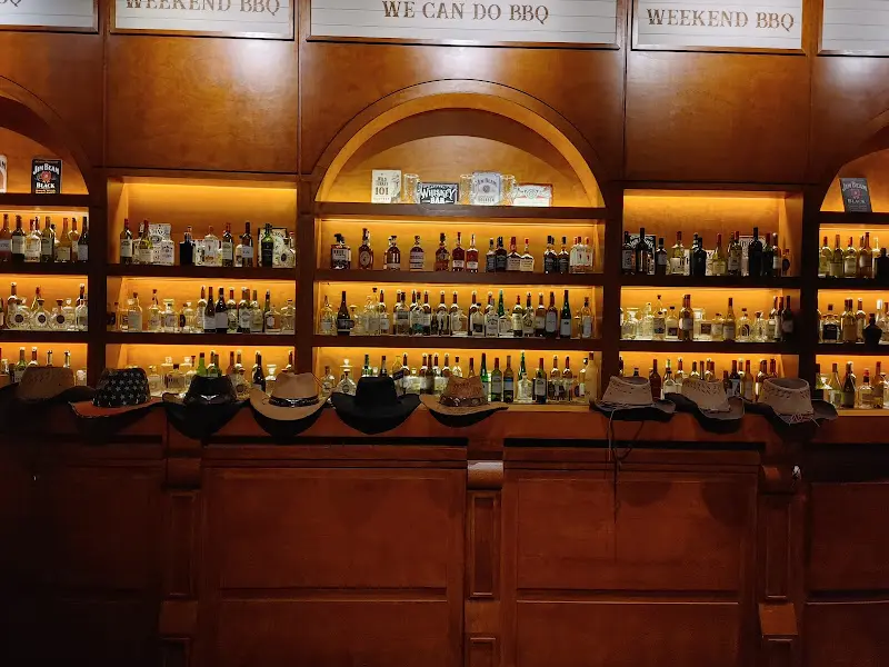 카우보이 모자와 옷이 걸려 있는 포토존