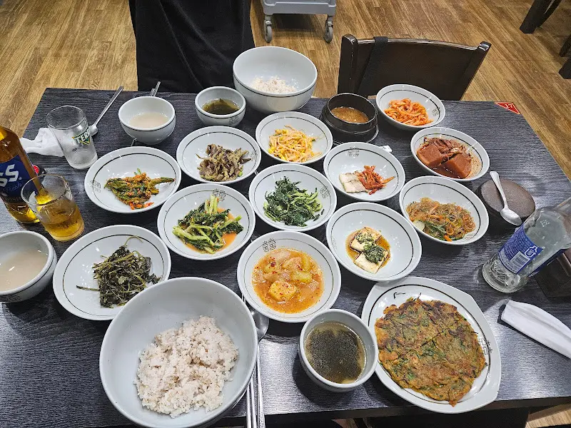 한상 가득 차려진 모습