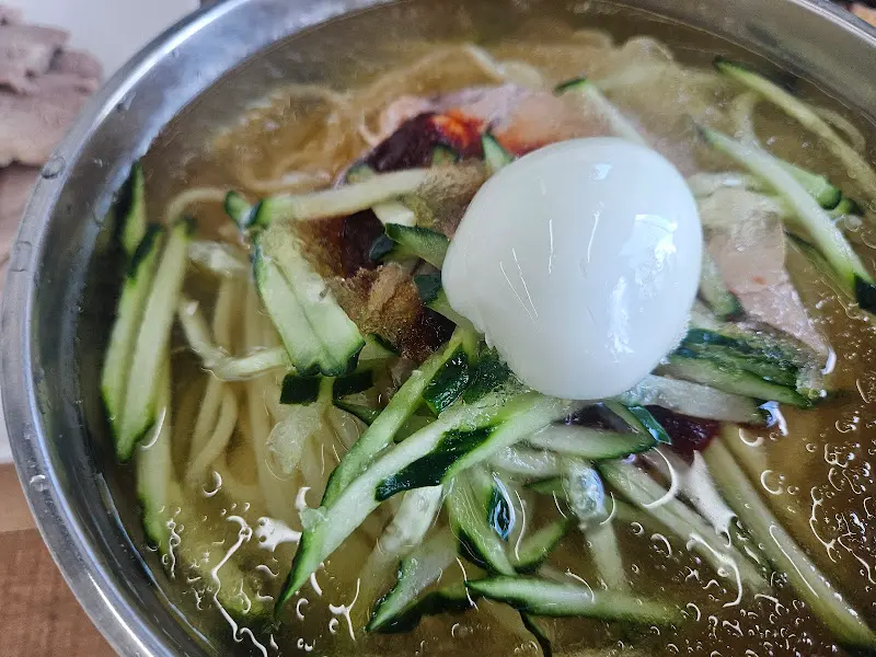 싱싱한 오이와 수육 고명이 올라간 냉밀면