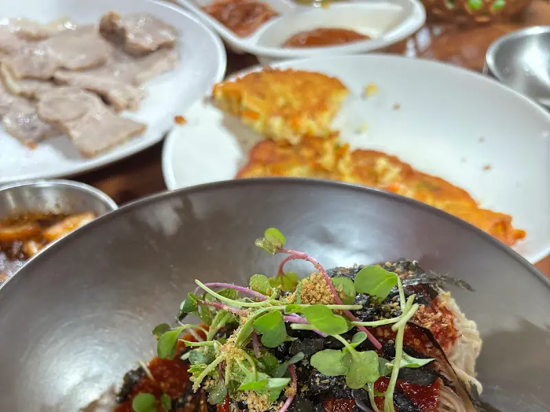 명태회무침이 듬뿍 올라간 비빔 막국수