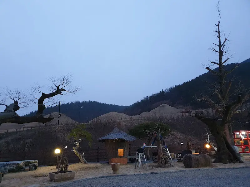 밤에 더욱 아름다운 카페 전경