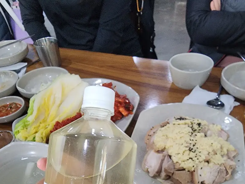 마늘보쌈과 곁들임 채소