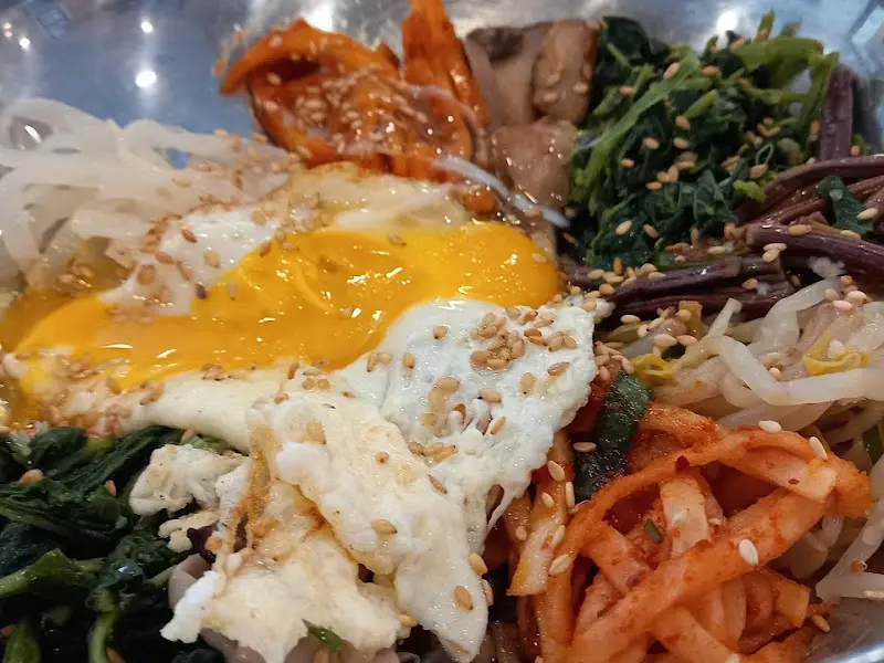 다채로운 나물이 올라간 산채비빔밥