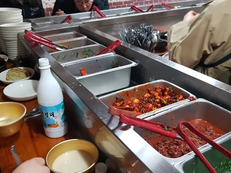 뷔페식 반찬 코너