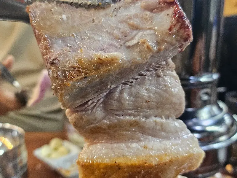 젓가락으로 집어 올린 흑돼지