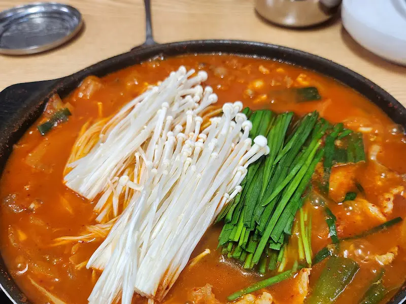 테이블 위에 놓인 찌개 냄비의 모습