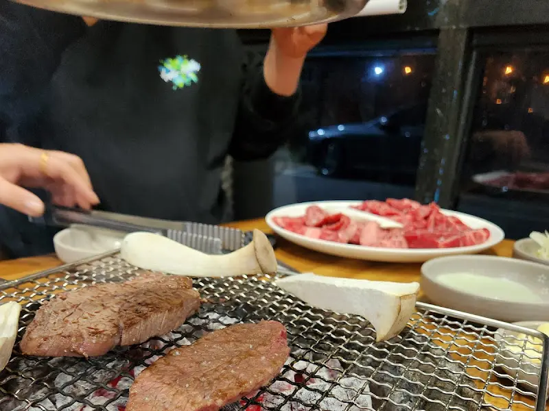 숯불 위에서 맛있게 익어가는 한우