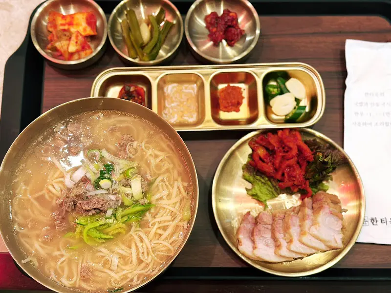 놋그릇에 담겨 더욱 정갈하고 품격있는 한 상 차림