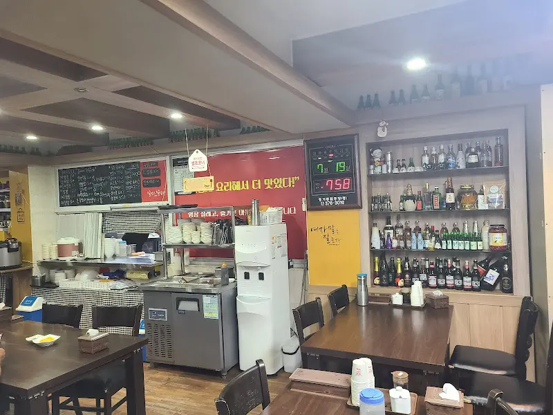 다양한 술병들이 진열된 내부