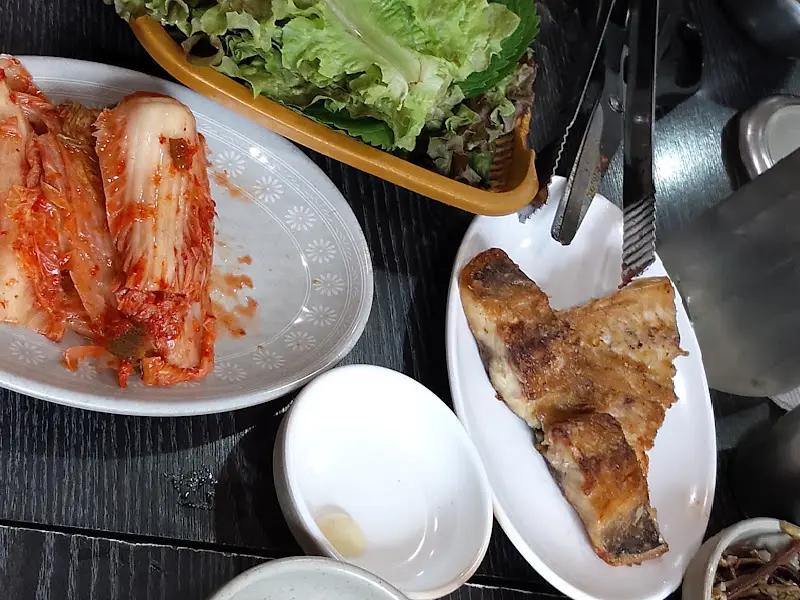 김치, 생선구이, 쌈채소, 나물 등 푸짐한 상차림