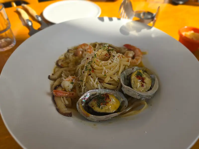 크림소스가 듬뿍 뿌려진 투움바 파스타