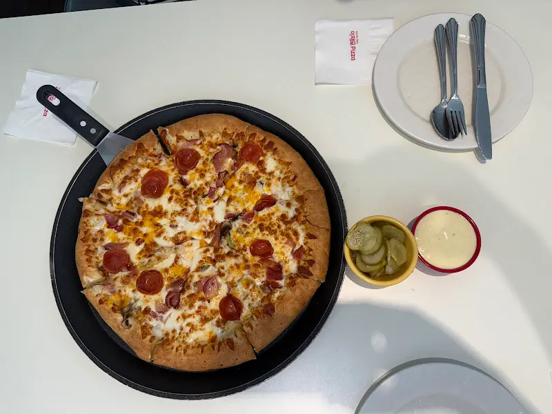 피자와 함께 제공되는 피클과 소스