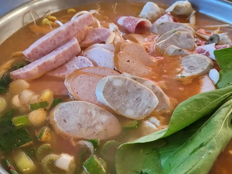 수제햄이 듬뿍 들어간 심슨부대찌개의 비주얼