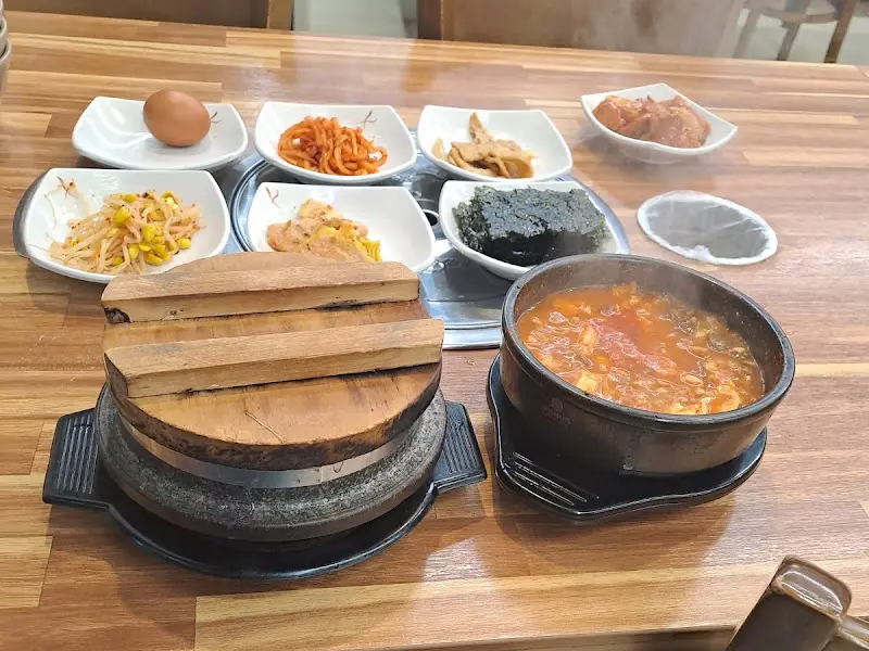 정갈하게 차려진 순두부찌개 한 상 차림