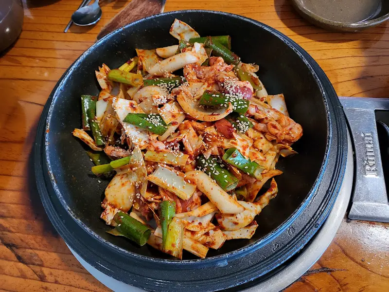 윤기가 자르르 흐르는 오리 주물럭의 모습