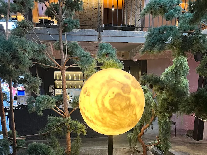 무월 내부 인테리어 - 달 조형물