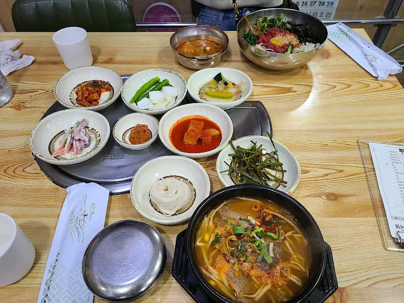 육회비빔밥과 소고기무국 한상차림