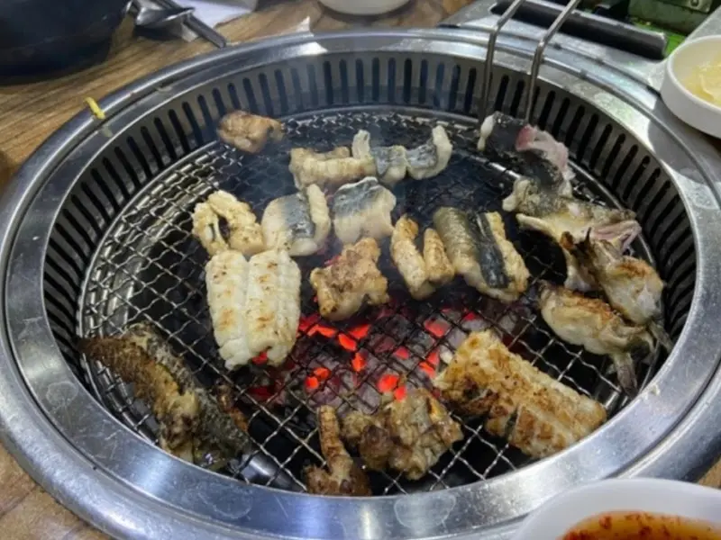 숯불 위에서 구워지는 장어