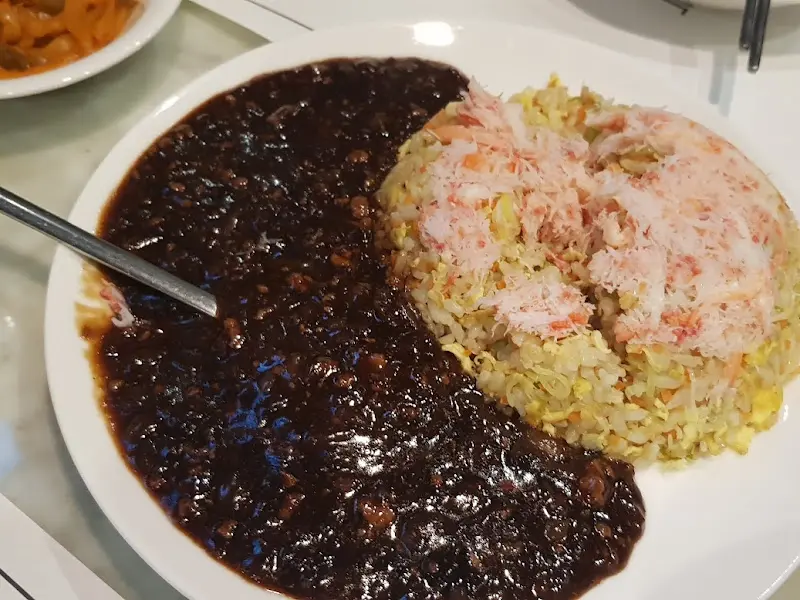 게살 볶음밥과 짜장 소스