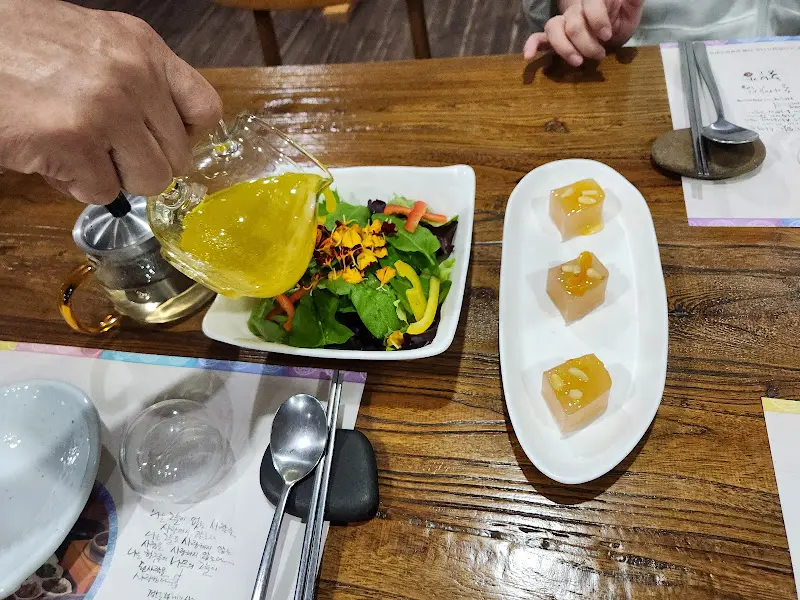 샐러드에 드레싱을 뿌리는 모습