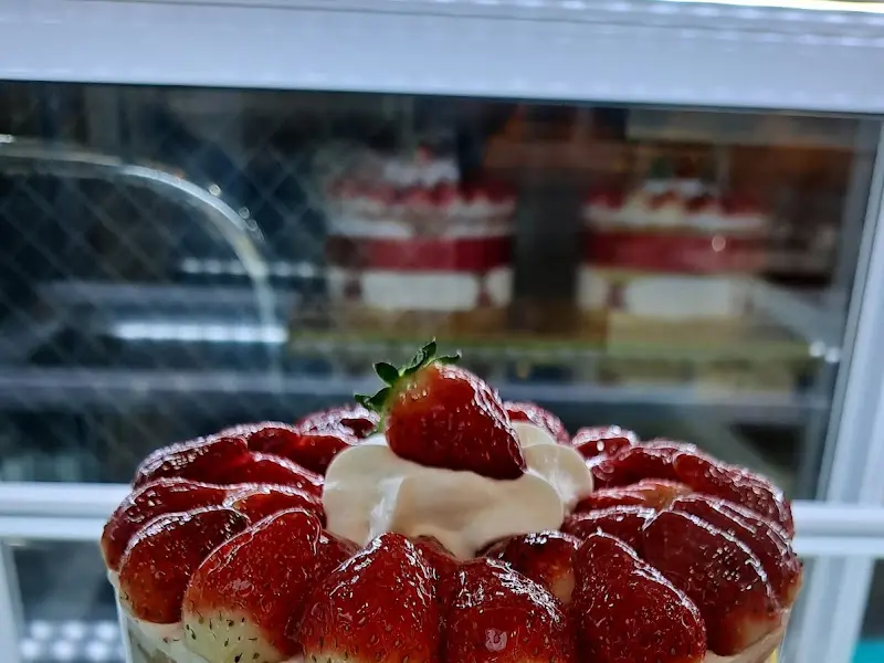 쇼케이스에 진열된 케이크