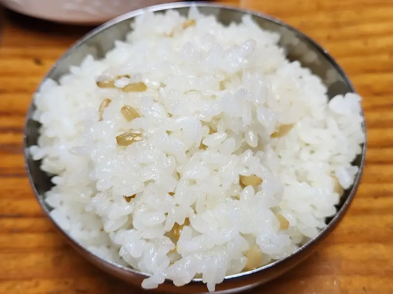 윤기가 흐르는 밥