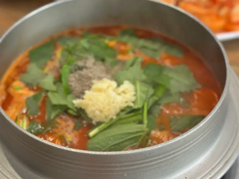 깻잎과 다진 마늘이 올려진 어죽