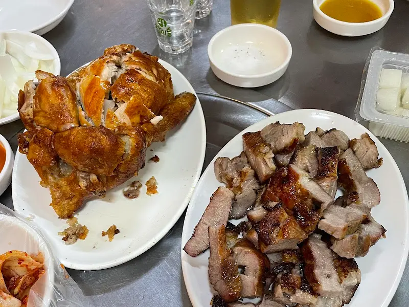 통닭 바베큐와 돼지 바베큐