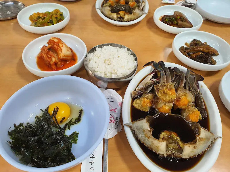 다채로운 반찬과 게장이 정갈하게 차려진 연평도 게장백반 한 상차림