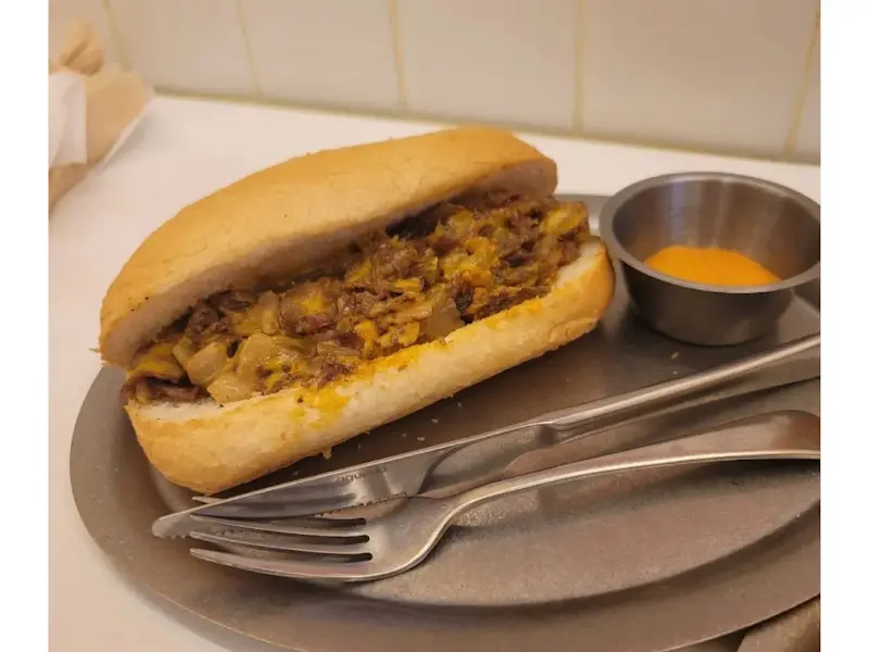 필리 치즈 스테이크 샌드위치와 감자튀김 세트