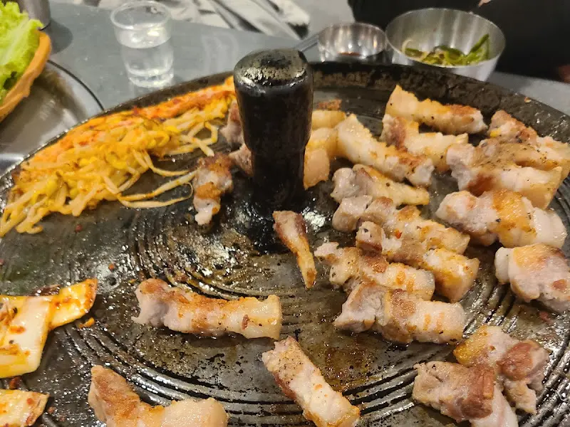 노릇하게 구워진 삼겹살