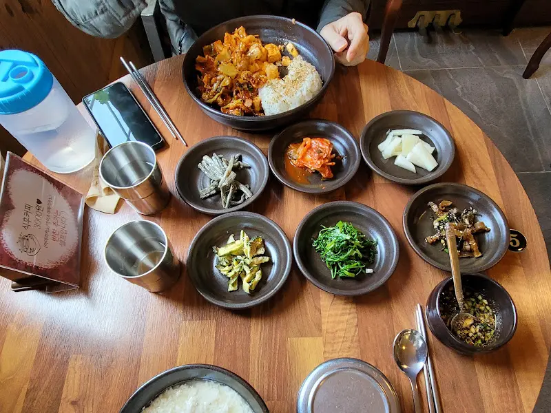 다채로운 밑반찬과 두부 제육 덮밥