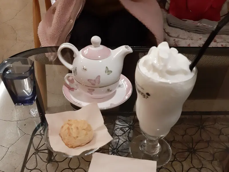 앙증맞은 티팟 세트와 스콘