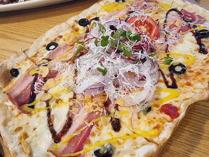 토핑이 듬뿍 올려진 피자