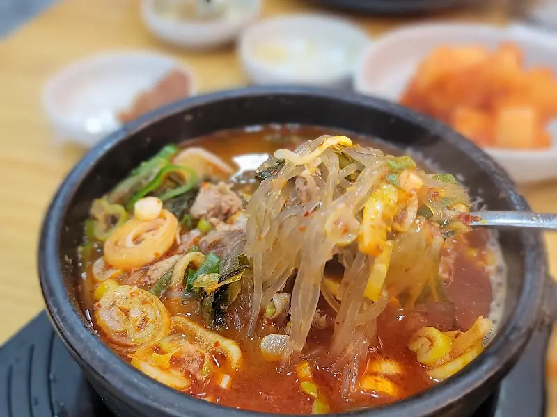 숟가락 가득 퍼올린 해장국