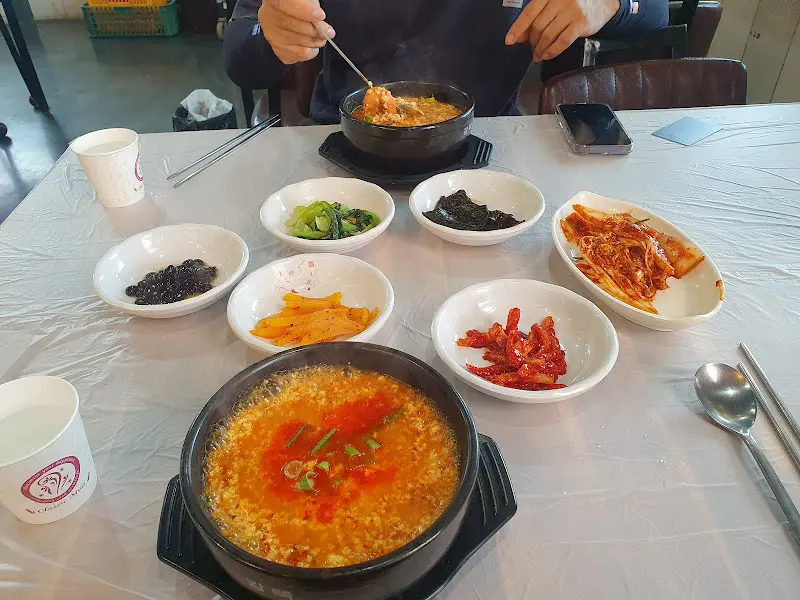 순두부찌개를 먹는 모습