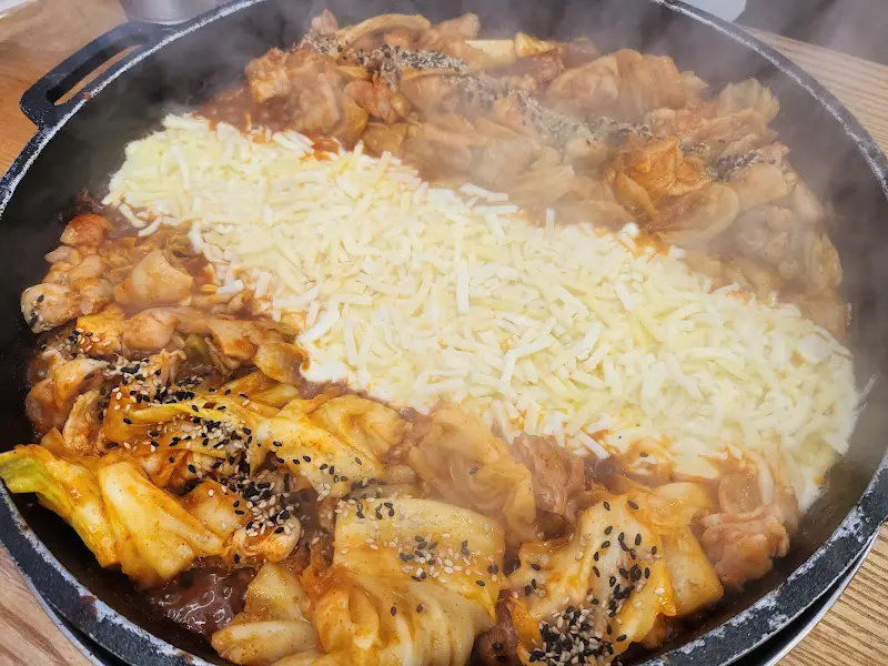 푸짐한 양의 닭갈비