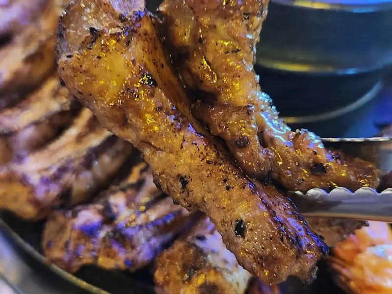 숯불 위에서 익어가는 등갈비