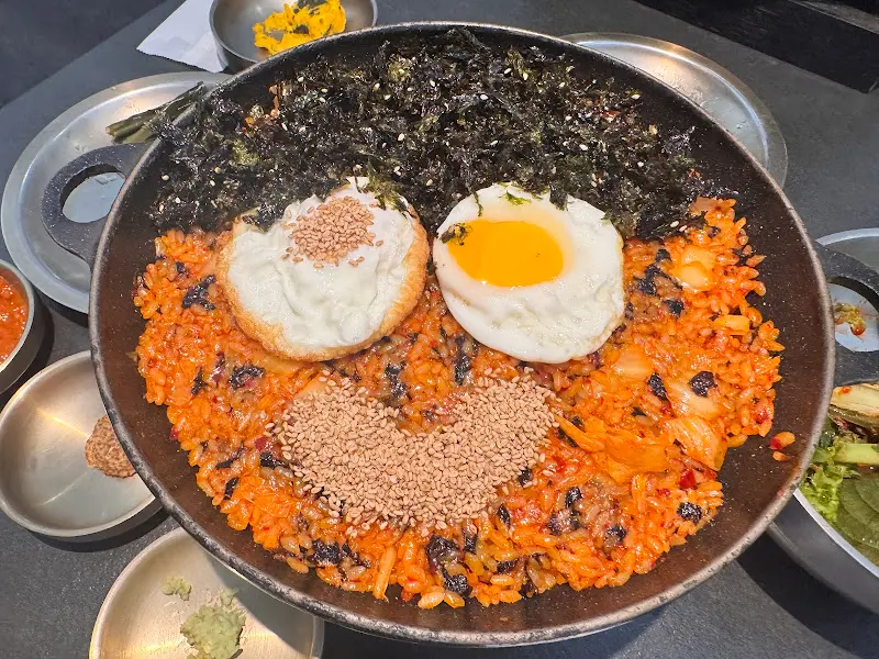 테이블 위에 놓인 메뉴와 식기류