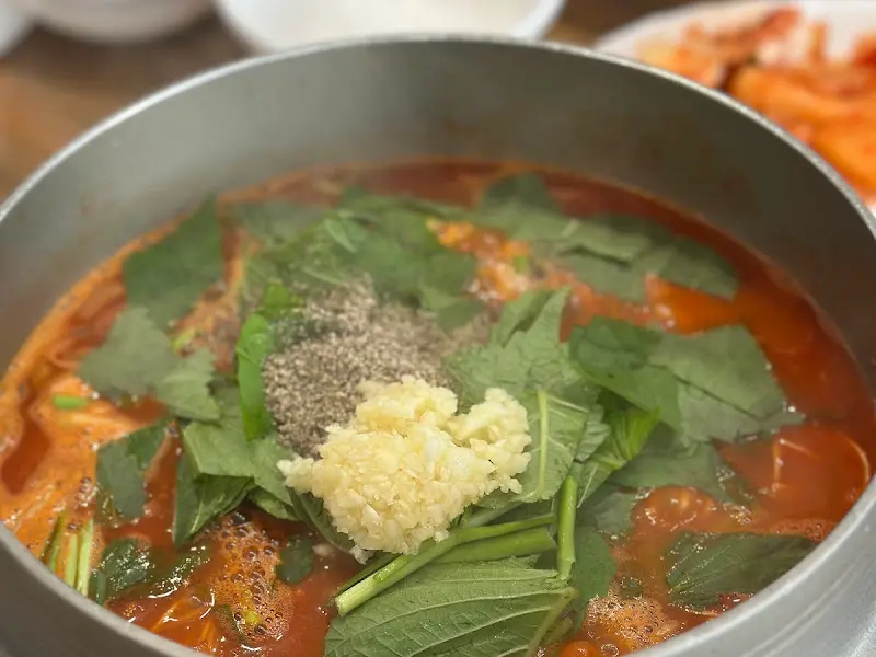 깔끔하게 정돈된 테이블과 식기류