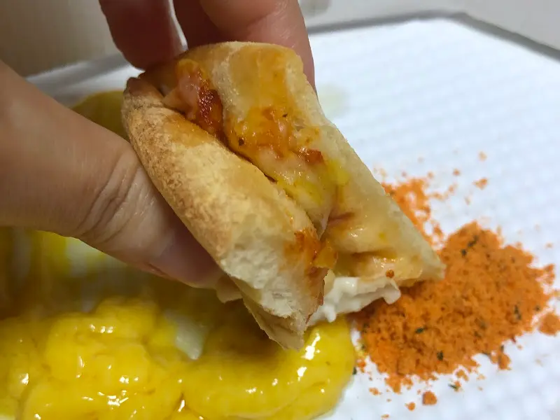 토핑이 가득한 피자 단면