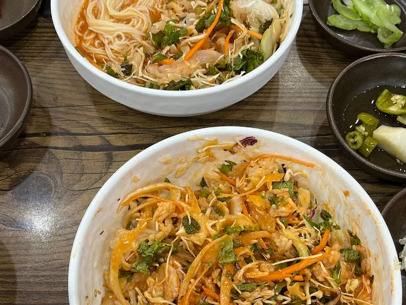 싱싱한 해산물이 가득한 영금물회 수족관