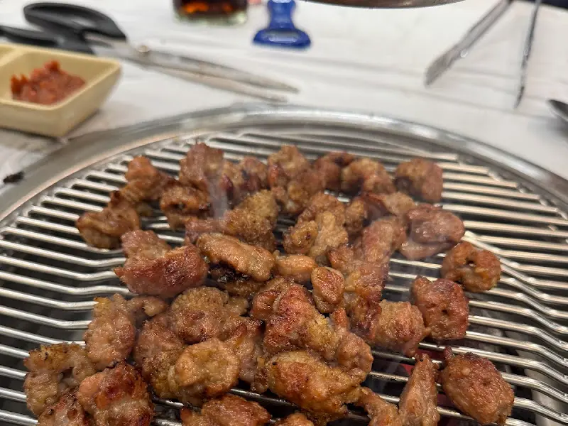 25시참숯구이 내부