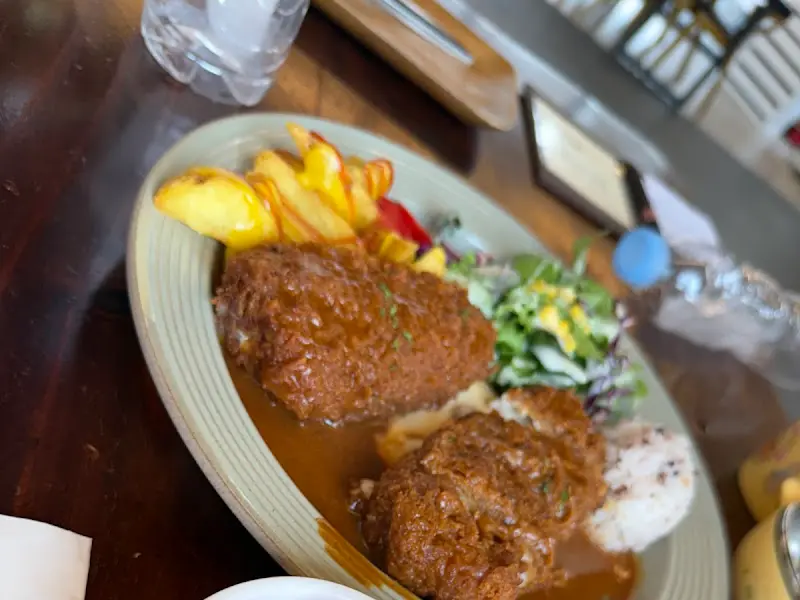 테이블 위에 놓인 접시와 식기류 사진. 식사를 마친 후의 모습이 담겨 있다.